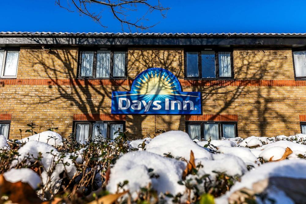 Days Inn by Wyndham London Stansted Airport - Exterior