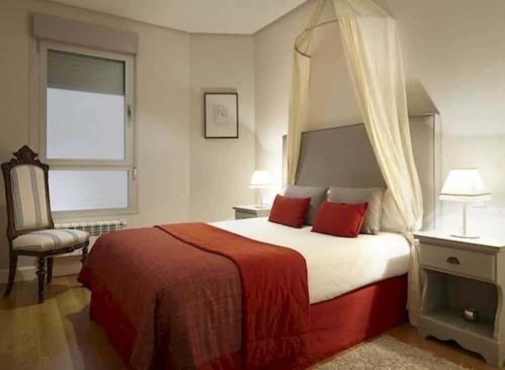Amara Astoria - Luxury Apartments - Room