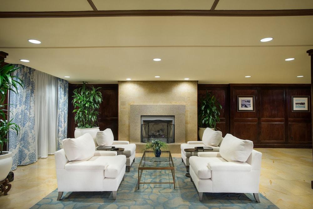 The Shores Resort & Spa - Lobby Sitting Area