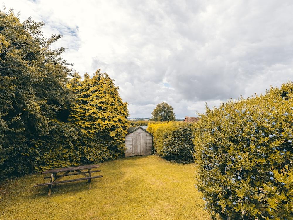 Eudon Burnell Cottage - Property Grounds