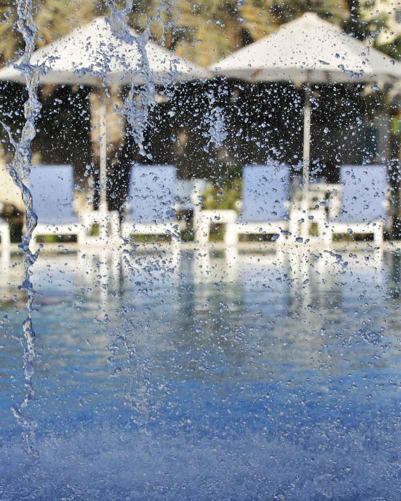 Radisson Blu Hotel, Muscat - Pool Waterfall