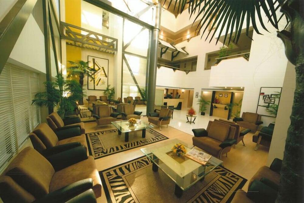 The Coronet Hotel - Lobby Sitting Area