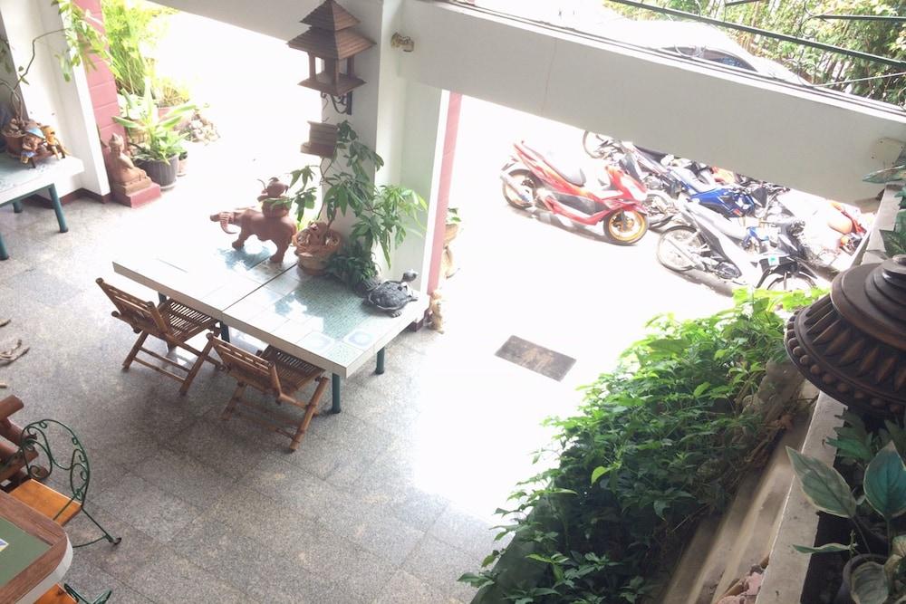 Baan Khun Mae Apartment - Reception Hall