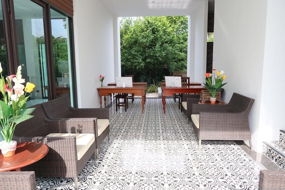 Bora Bora Villa Phuket - Lobby Sitting Area