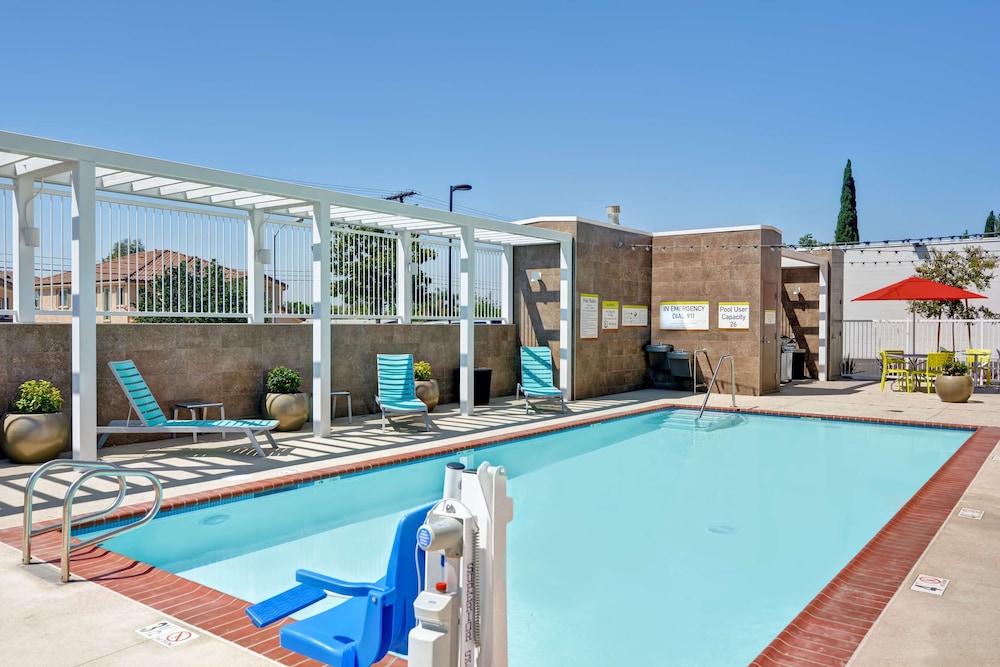 Home2 Suites by Hilton Azusa - Waterslide