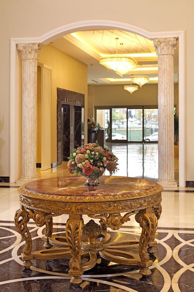 Ramada Hotel & Suites by Wyndham Istanbul Merter - Lobby