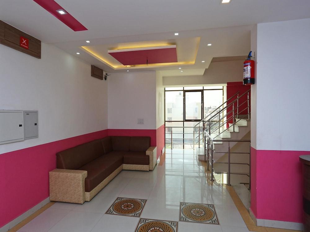 Capital O 10970 Hotel Krishna Palace - Lobby Sitting Area