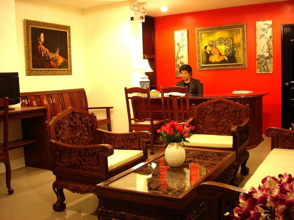 The Bang Khun Phrom Suites - Lobby Sitting Area