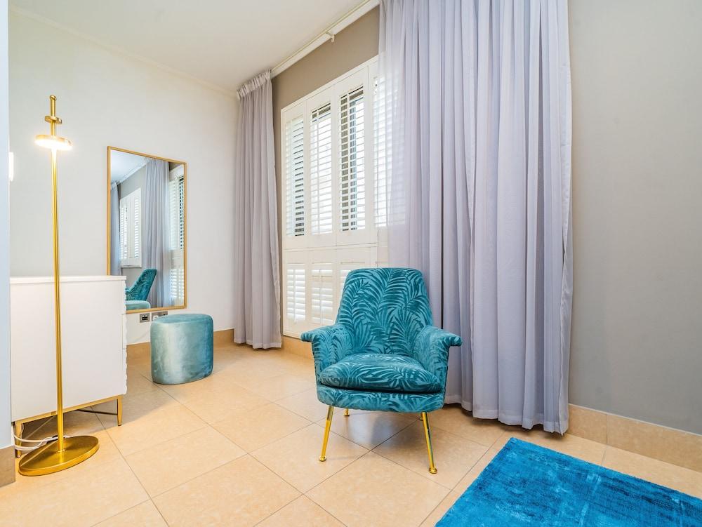 شقة ذات ألوان رائعة بها شرفة وتقع بالقرب من دبي مول - Room