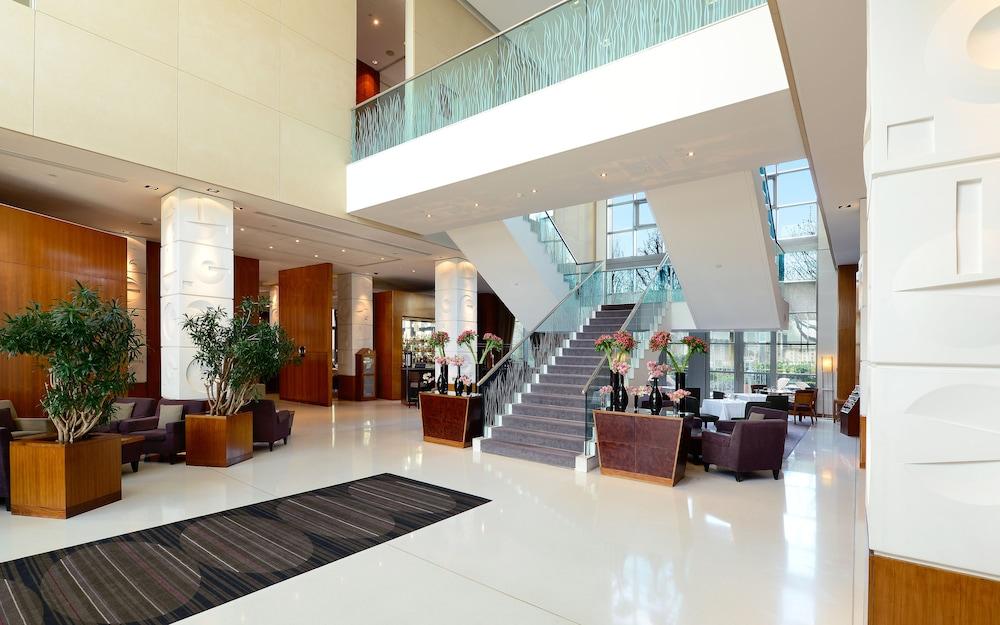 Canary Riverside Plaza Hotel - Interior Entrance