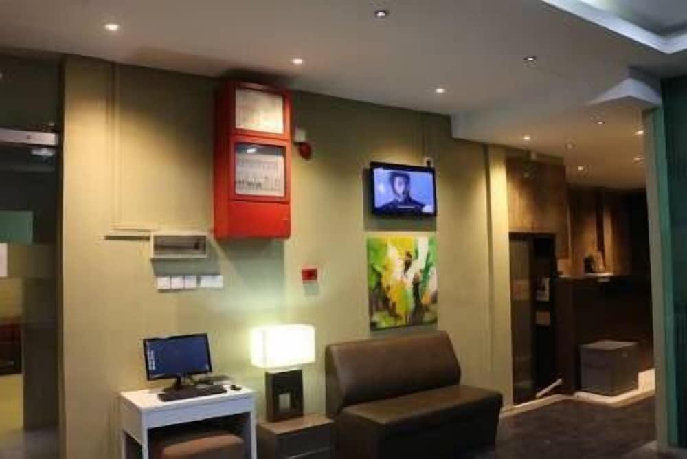 Subang Park Hotel - Lobby Sitting Area