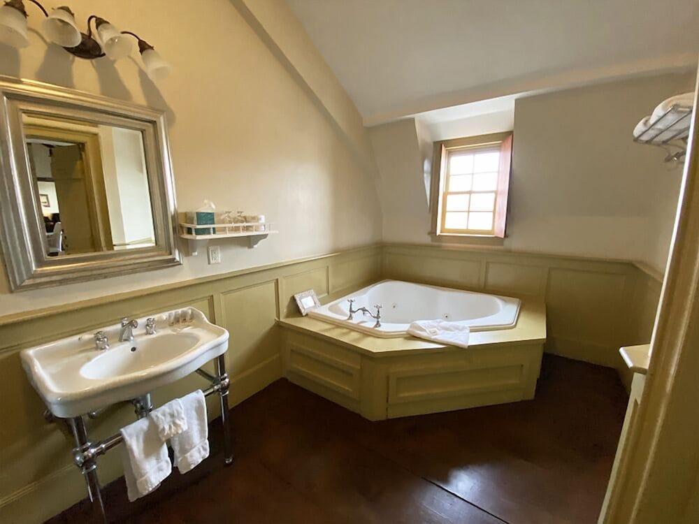 The Red Lion Inn Resort 1704 - Private Spa Tub