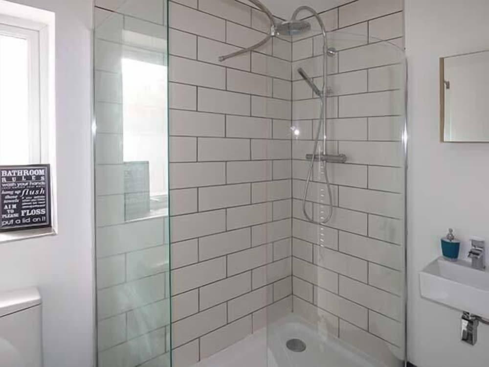 White Cottage Annexe - Bathroom