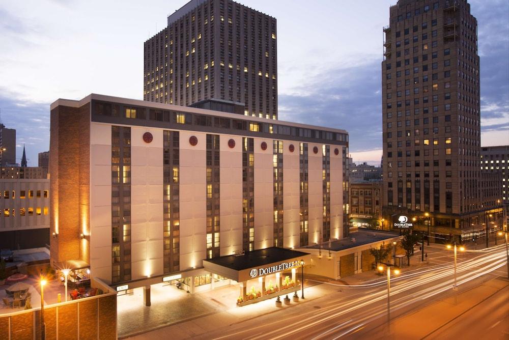 DoubleTree by Hilton Milwaukee Downtown - Featured Image