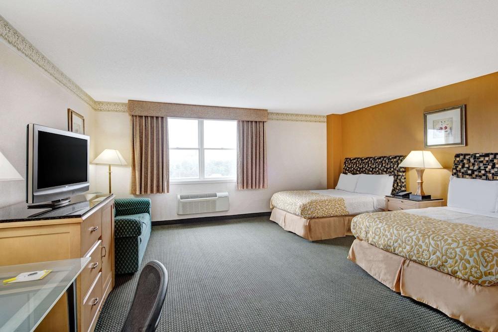Days Hotel & Conference Center by Wyndham Methuen MA - Room