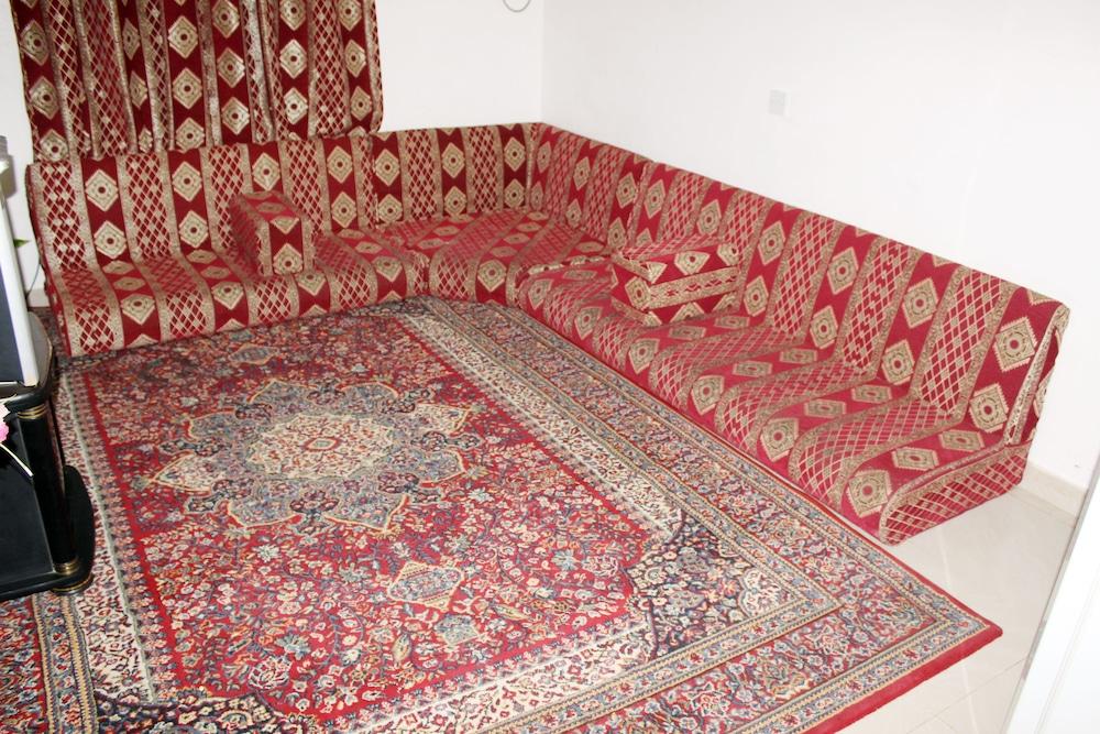 Al Eairy Furnished Apartments Qassim 3 - Living Room