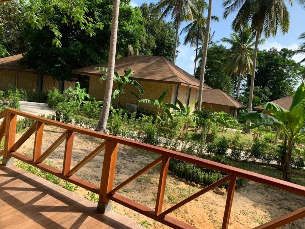 Thiw Son Beach Resort - Property Grounds