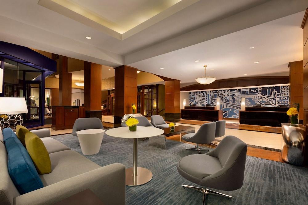 Hilton Chicago/Magnificent Mile Suites - Lobby