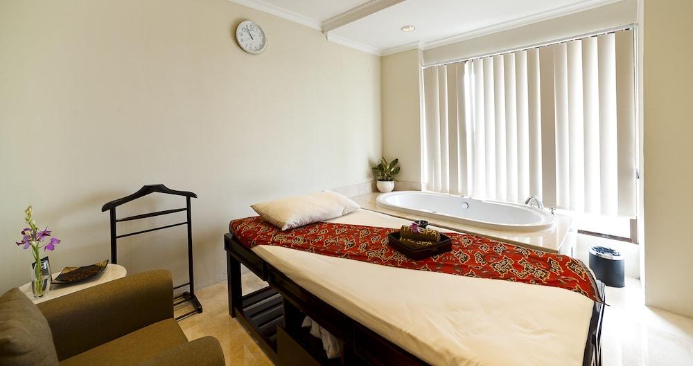 Royal Kuningan Hotel - Treatment Room
