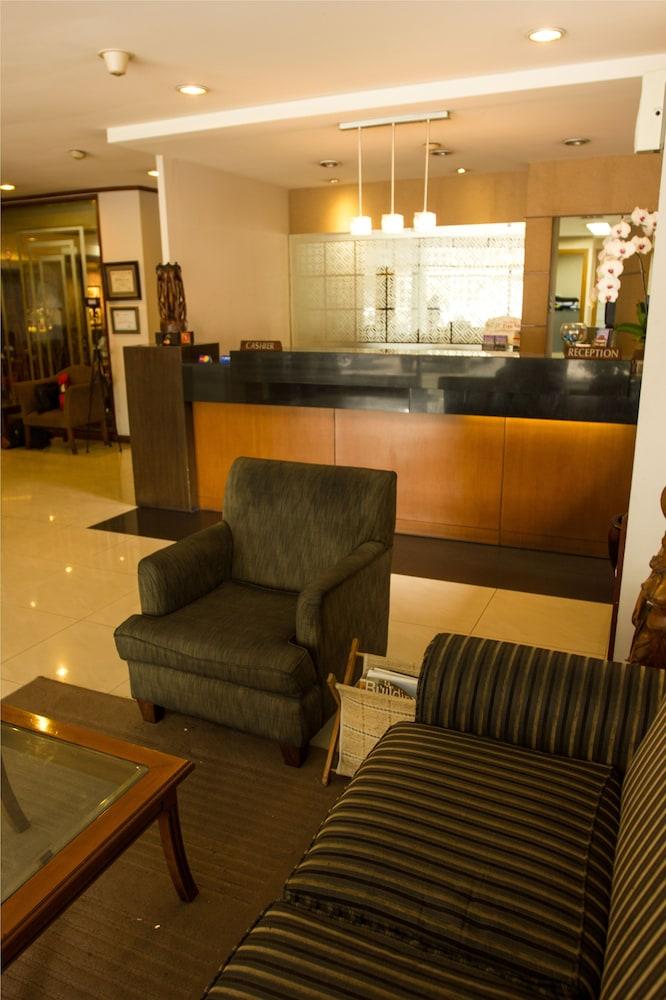 Cipta Hotel Wahid Hasyim - Lobby Sitting Area