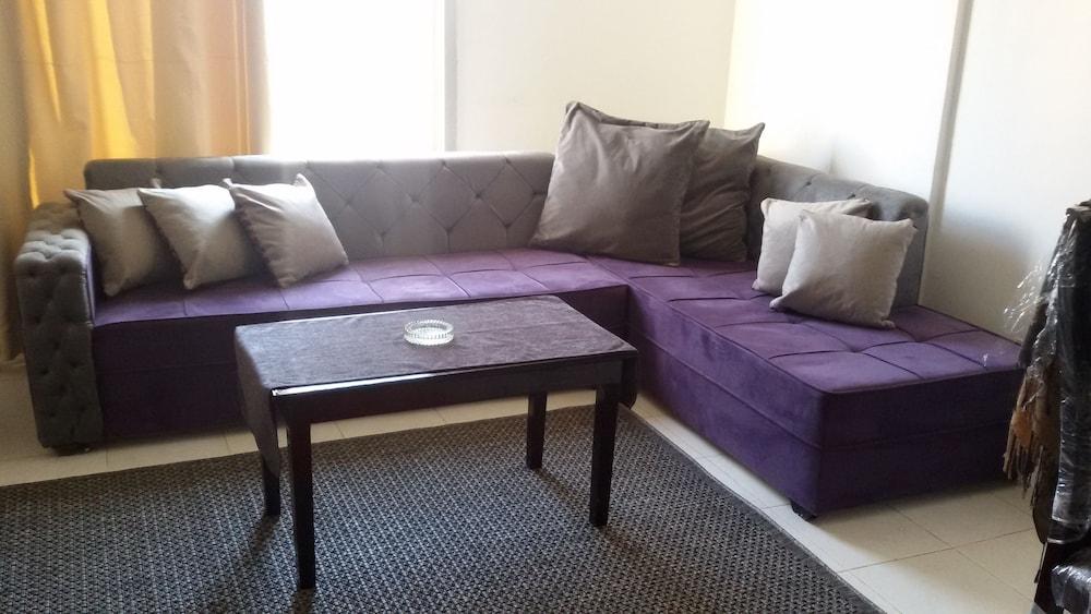 Luxurious Apartment in El Rehab City - Living Room