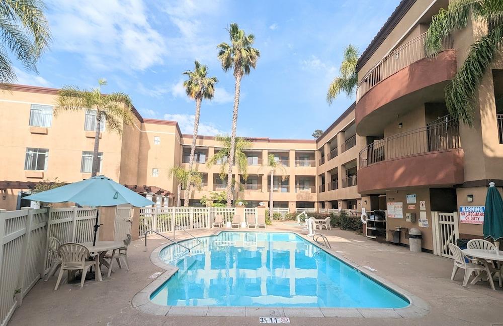 Ramada Suites by Wyndham San Diego - Pool