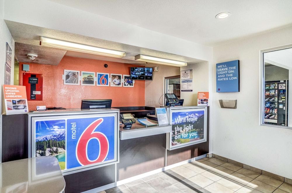 Motel 6 Fort Collins, CO - Lobby
