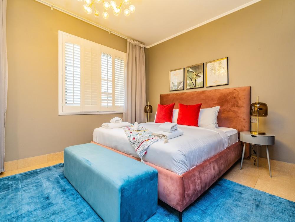 شقة ذات ألوان رائعة بها شرفة وتقع بالقرب من دبي مول - Room