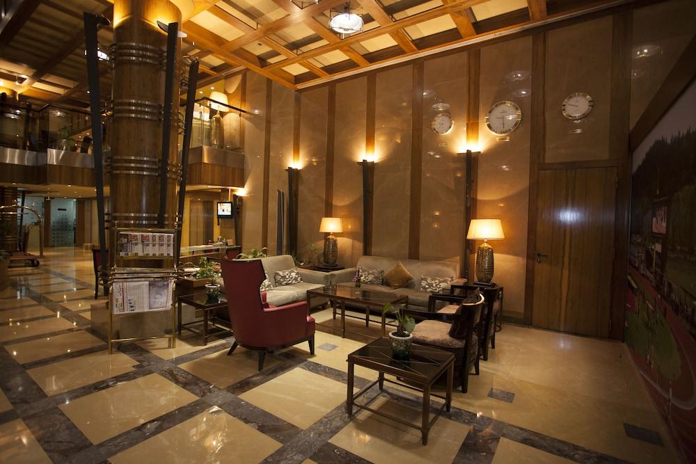 Capitol Hotel - Lobby Sitting Area