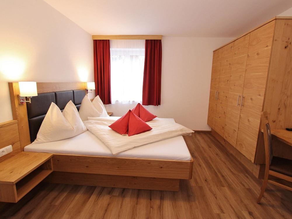Large Apartment in Sankt Johann im Pongau near Ski Area - Room