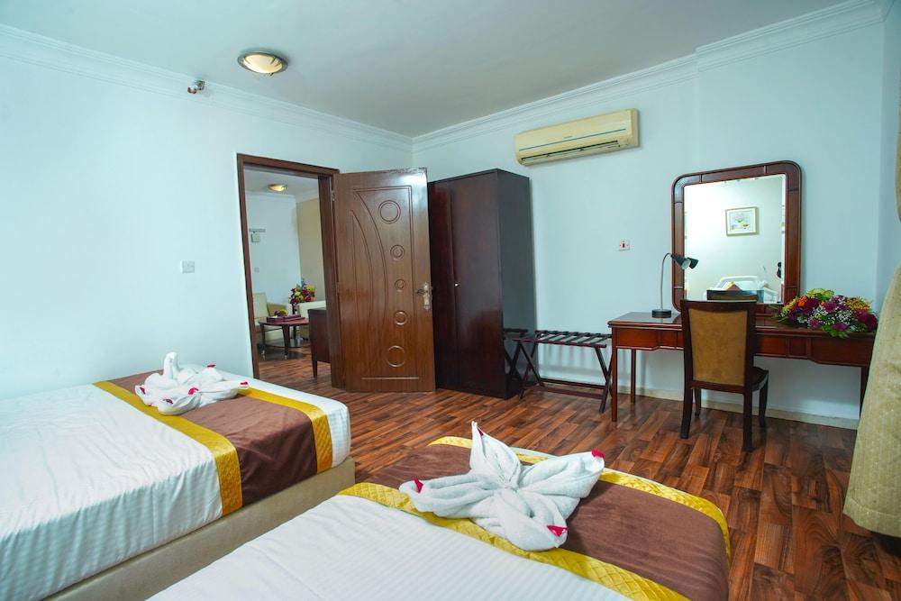 La Villa Suites Hotel - Room