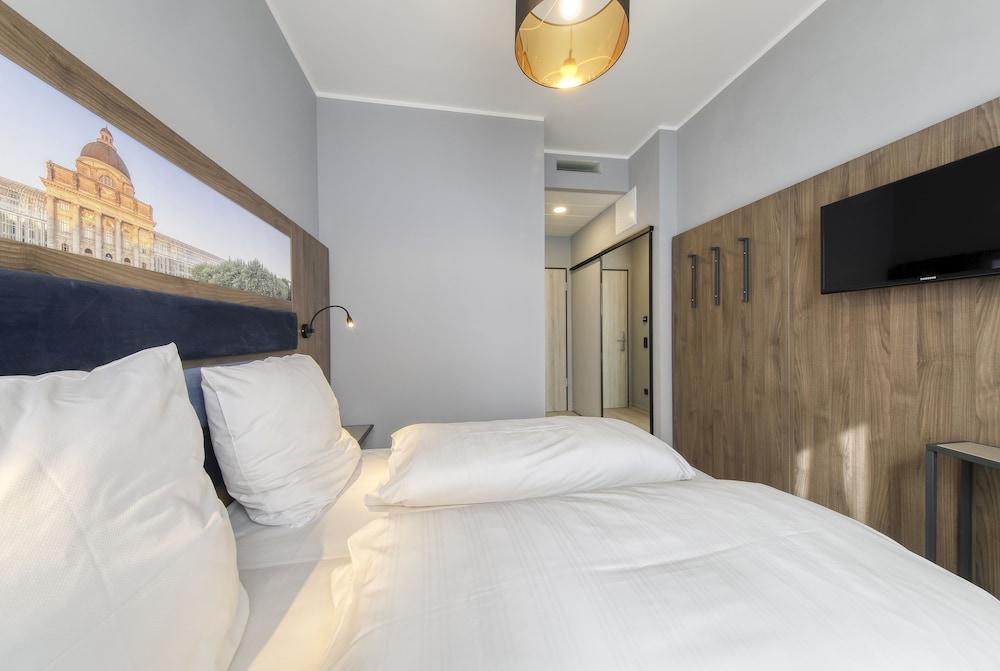 Smart Stay Hotel Station - Room