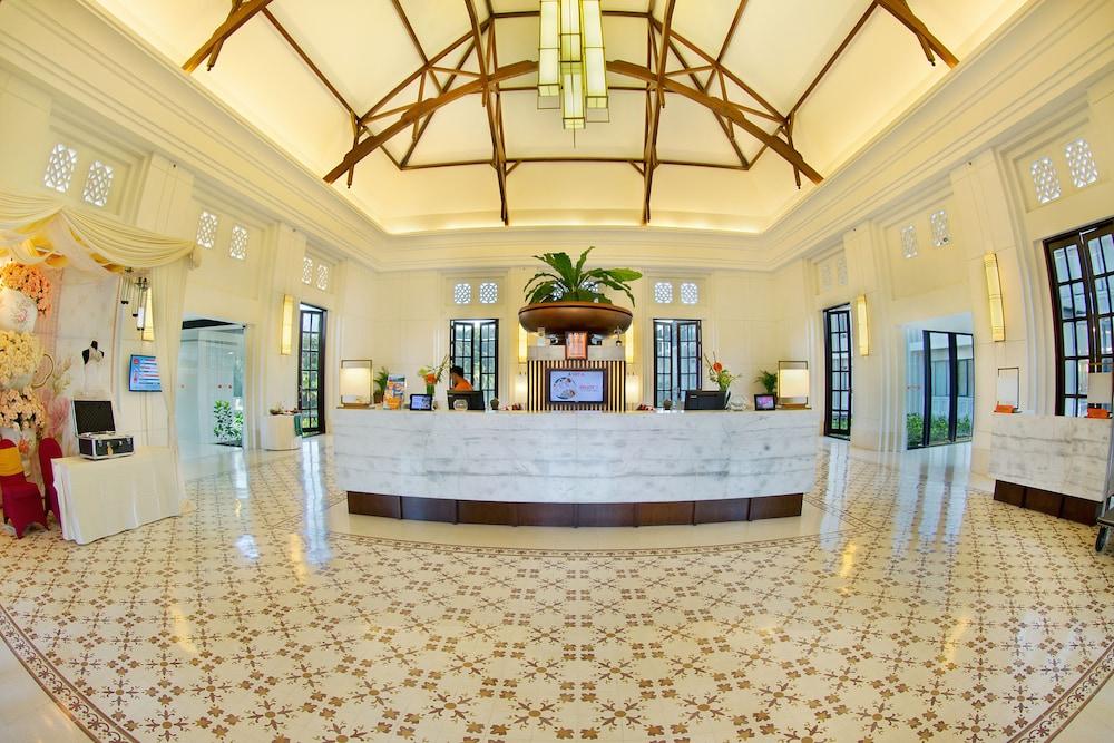HARRIS Hotel & Conventions Malang - Interior Entrance
