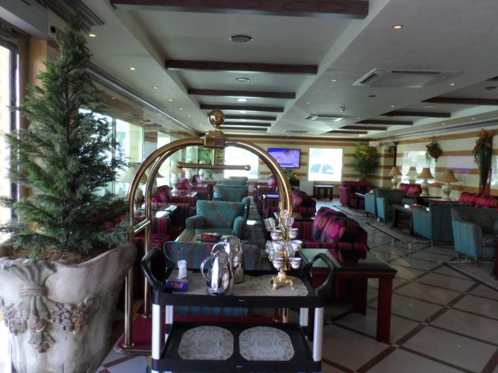 Aknan Al Morooj Furnished Units - Lobby Sitting Area