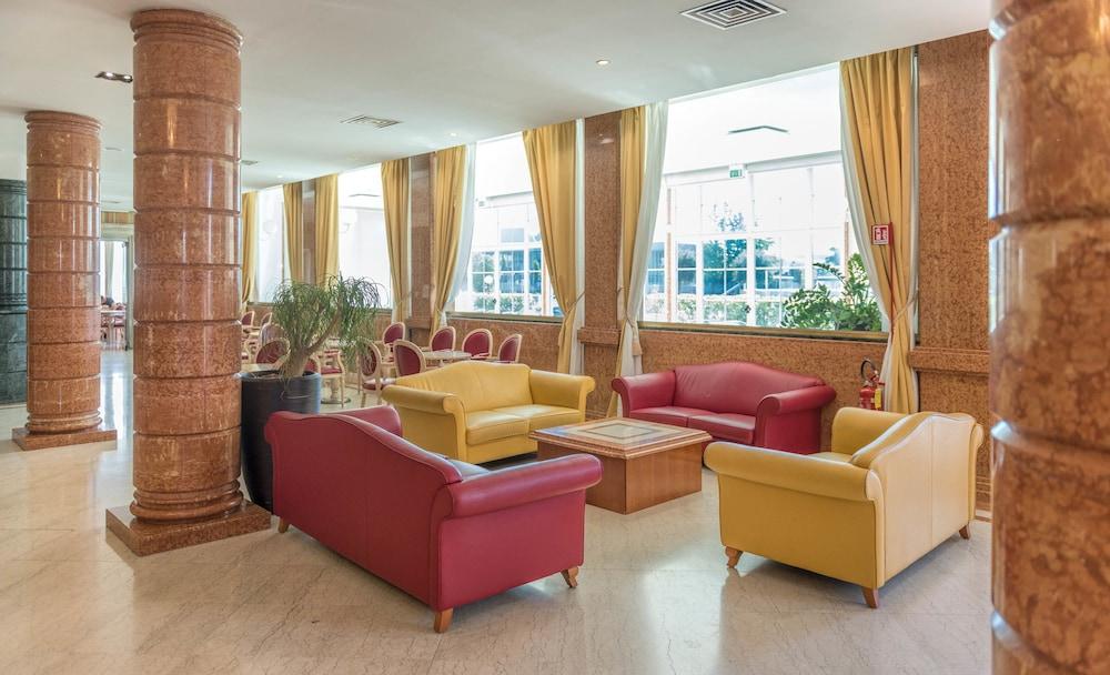 Hotel Catullo - Lobby Sitting Area