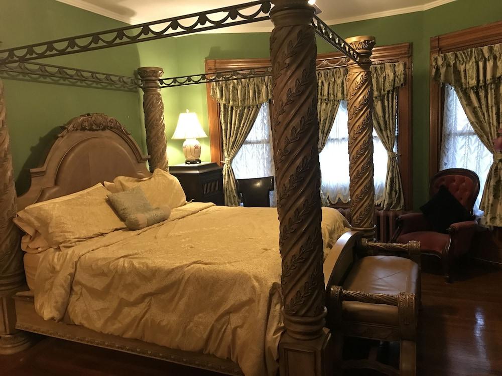 A Moment in Time Bed & Breakfast - Room