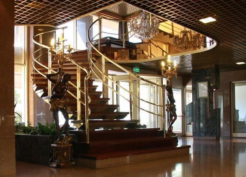 Hotel Dighton - Interior Entrance