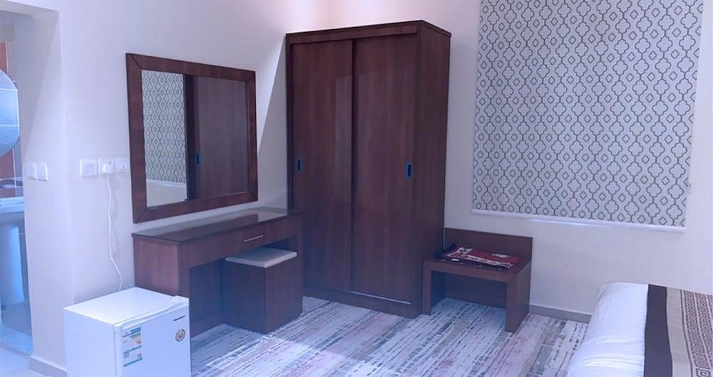 Ghoroub Al Shams Furnished Apartments - Room