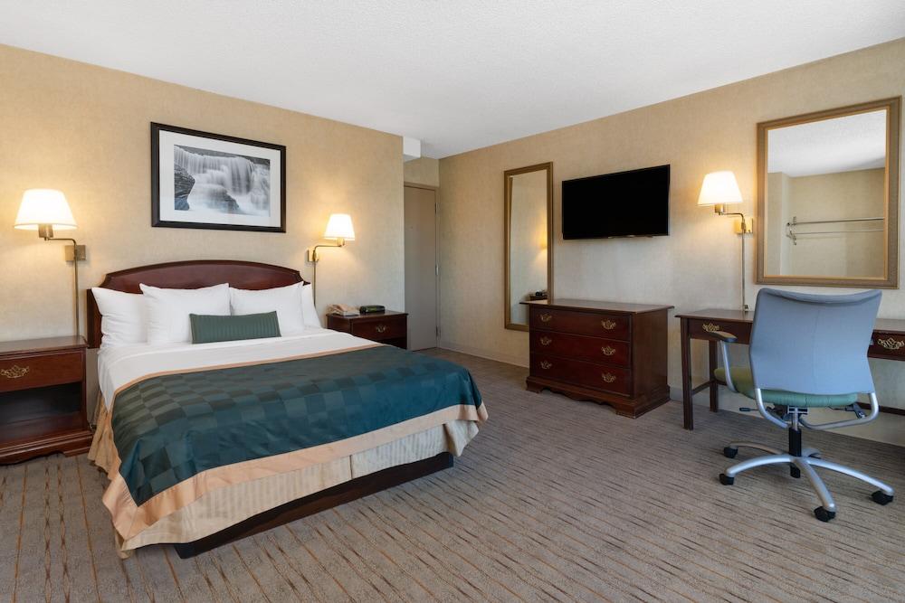 Ramada by Wyndham Reno Hotel and Casino - Room