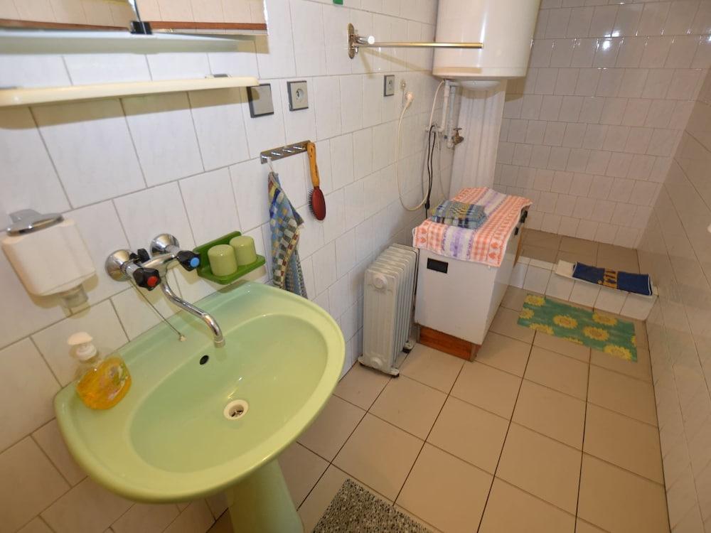 Lovely Apartment in Svinarov Czech Republic near Forest - Bathroom