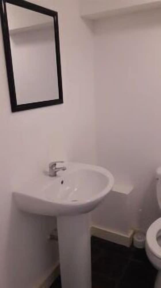 Albion Apartments - Bathroom