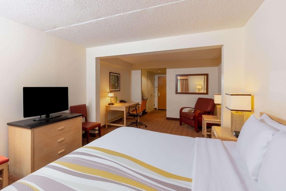 La Quinta Inn & Suites by Wyndham Garden City - Room