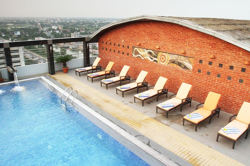 Dhaka Regency Hotel & Resort - Rooftop Pool