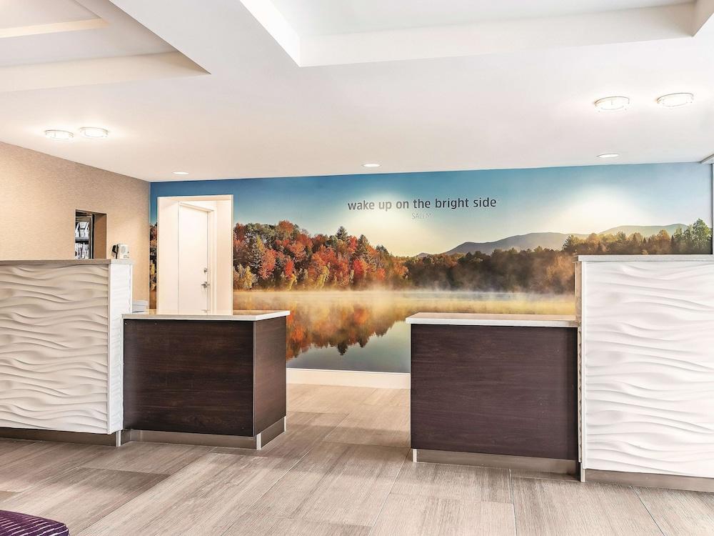 La Quinta Inn & Suites by Wyndham Salem NH - Lobby