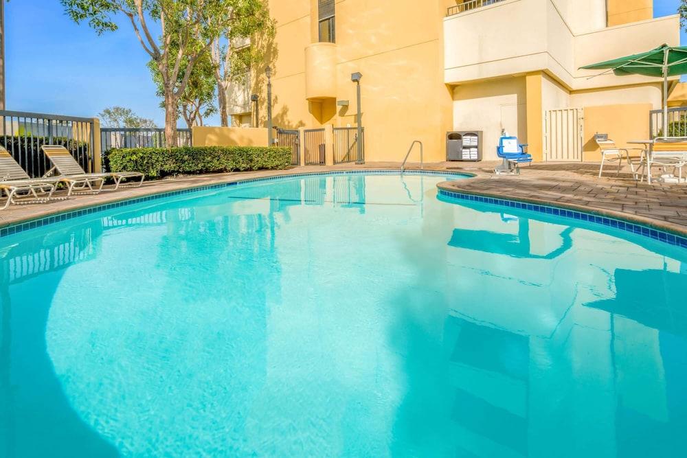 La Quinta Inn & Suites by Wyndham Buena Park - Pool