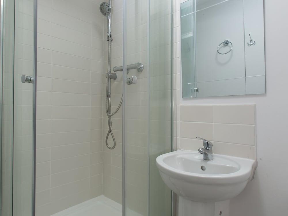 Crewe Rooms West Avenue - Bathroom