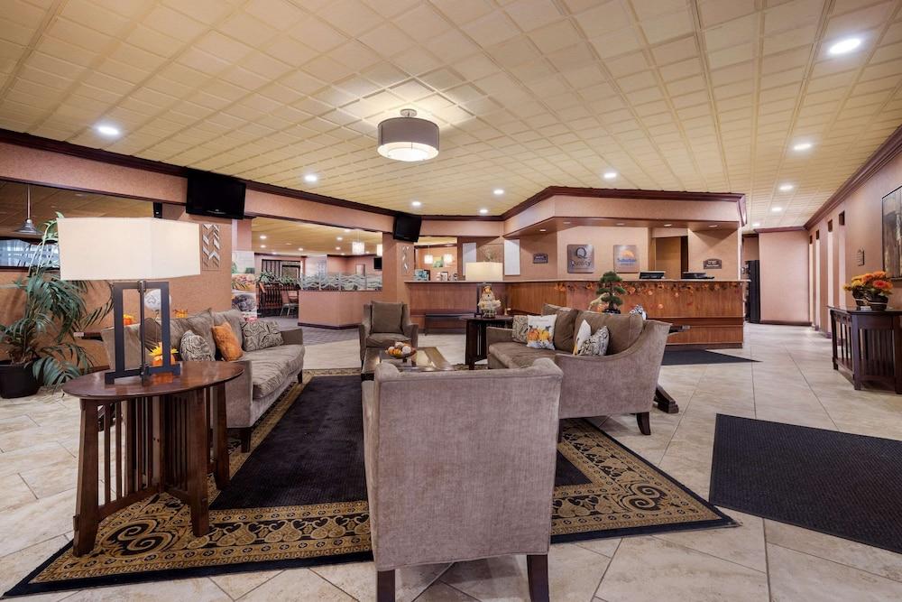 Quality Inn & Suites Fairgrounds - Lobby