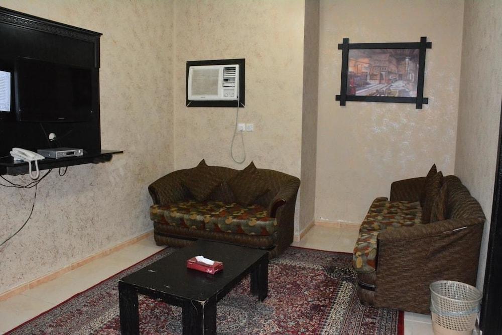 Al Eairy Furnished Apartments Jizan 2 - Living Area
