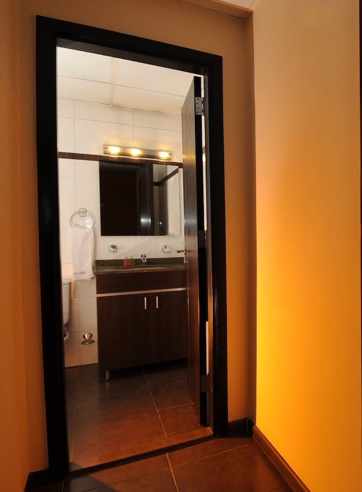Suite Hotel Chrome - Bathroom