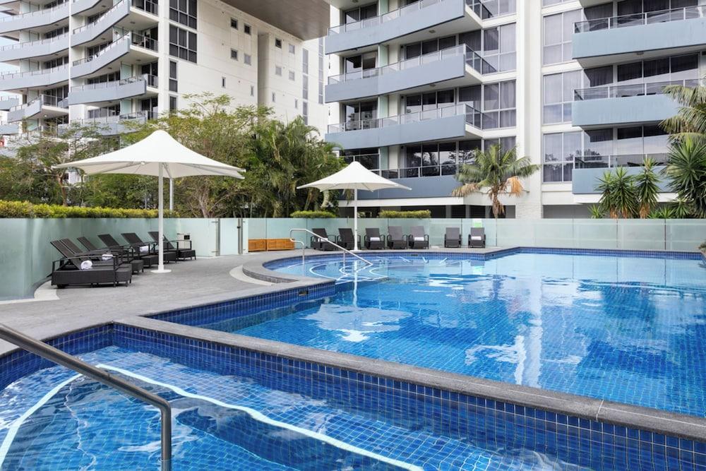 Meriton Suites Broadbeach, Gold Coast - Outdoor Pool